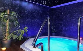 Axel Boutique Jacuzzi & Sauna